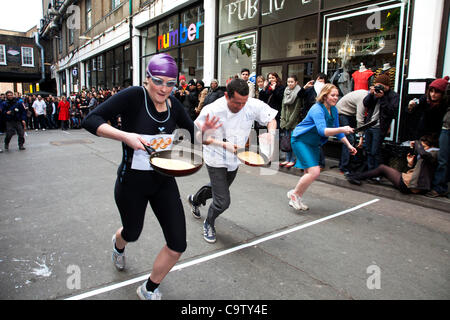 London. 21. Februar 2012. Great Spitalfields Pancake Race am Faschingsdienstag, Fastnacht, an die Old Truman Brewery, London, UK. Teams von vier Menschen kleiden sich in Kostümen zu konkurrieren. Organisiert von Alternative Kunst Geld für wohltätige Zwecke zu sammeln. Stockfoto