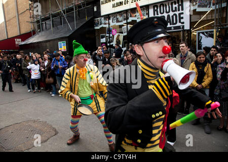 London. 21. Februar 2012. Conferenciers und Richter am Great Spitalfields Pancake Race am Faschingsdienstag, Fastnacht, an die Old Truman Brewery, London, UK. Teams von vier Menschen kleiden sich in Kostümen zu konkurrieren. Organisiert von Alternative Kunst Geld für wohltätige Zwecke zu sammeln. Stockfoto