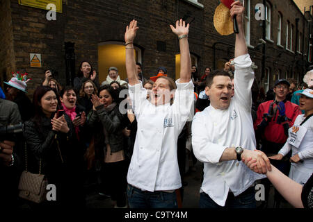 London. 21. Februar 2012. Gewinner des großen Spitalfields Pancake Race am Faschingsdienstag, Fastnacht, an die Old Truman Brewery, London, UK. Teams von vier Menschen kleiden sich in Kostümen zu konkurrieren. Organisiert von Alternative Kunst Geld für wohltätige Zwecke zu sammeln. Stockfoto