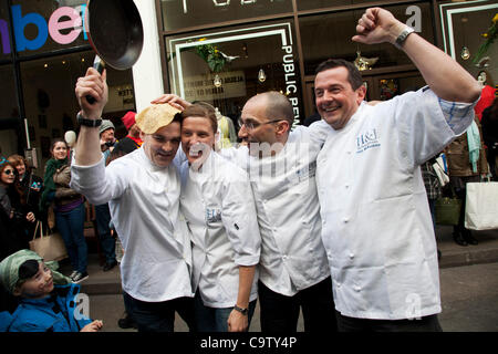 London. 21. Februar 2012. Gewinner des großen Spitalfields Pancake Race am Faschingsdienstag, Fastnacht, an die Old Truman Brewery, London, UK. Teams von vier Menschen kleiden sich in Kostümen zu konkurrieren. Organisiert von Alternative Kunst Geld für wohltätige Zwecke zu sammeln. Stockfoto