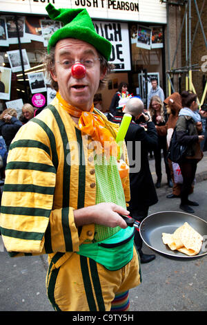 London. 21. Februar 2012. Conferencier und Richter am Great Spitalfields Pancake Race am Faschingsdienstag, Fastnacht, an die Old Truman Brewery, London, UK. Teams von vier Menschen kleiden sich in Kostümen zu konkurrieren. Organisiert von Alternative Kunst Geld für wohltätige Zwecke zu sammeln. Stockfoto