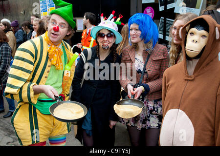 London. 21. Februar 2012. Conferencier und Konkurrenten bei der Great Spitalfields Pancake Race am Faschingsdienstag, Fastnacht, an die Old Truman Brewery, London, UK. Teams von vier Menschen kleiden sich in Kostümen zu konkurrieren. Organisiert von Alternative Kunst Geld für wohltätige Zwecke zu sammeln. Stockfoto