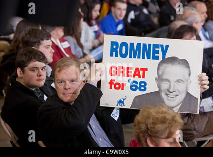 Shelby Township, Michigan - als Mitt Romney Kampagnen für das Präsidentenamt in einem Vorort von Detroit, ein Unterstützer hält ein Plakat von seinem Vater, George Romney, unsuccessful1968-Kampagne für die republikanische Nominierung zum Präsidentschaftskandidaten. George Romney war ein moderater Republikaner die kollidierte mit Stockfoto