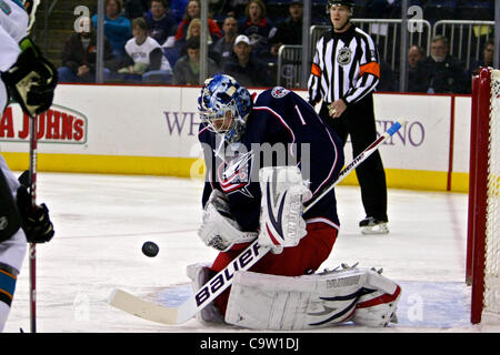 21. Februar 2012 - blockt Columbus, Ohio, USA - Columbus Blue Jackets Torwart Steve Mason (1) einen Schuss in der ersten Periode des Spiels zwischen den San Jose Sharks und Columbus Blue Jackets in der Nationwide Arena, Columbus, Ohio. (Kredit-Bild: © Scott Stuart/Southcreek/ZUMAPRESS.com) Stockfoto