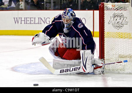 21. Februar 2012 - Columbus, Ohio, USA - Columbus Blue Jackets Torwart erreicht Steve Mason (1) für einen Schuss in der ersten Phase des Spiels zwischen den San Jose Sharks und Columbus Blue Jackets in der Nationwide Arena, Columbus, Ohio. (Kredit-Bild: © Scott Stuart/Southcreek/ZUMAPRESS.com) Stockfoto