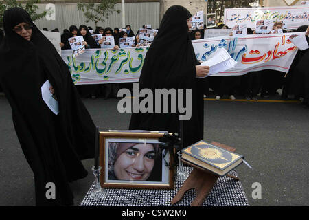 14. Juli 2009 - Teheran - iranischer Frauen protestieren die Bundesregierung vor der deutschen Botschaft über eine 32 Jahre alte ägyptische Frau, die Anfang dieses Monats wiederholt in einem deutschen Gerichtssaal erstochen wurde. Stockfoto