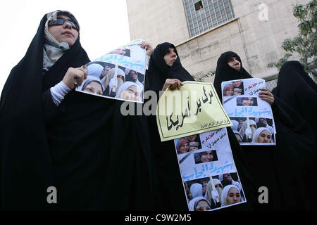 14. Juli 2009 - Teheran - iranischer Frauen protestieren die Bundesregierung vor der deutschen Botschaft über eine 32 Jahre alte ägyptische Frau, die Anfang dieses Monats wiederholt in einem deutschen Gerichtssaal erstochen wurde. Stockfoto