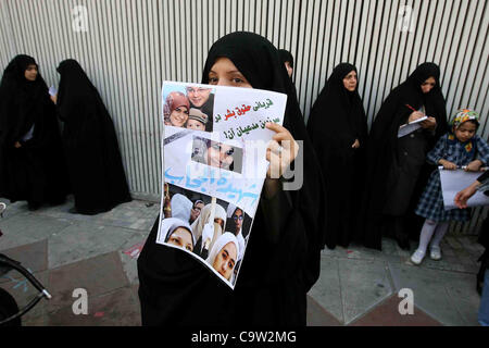 14. Juli 2009 - Teheran - iranischer Frauen protestieren die Bundesregierung vor der deutschen Botschaft über eine 32 Jahre alte ägyptische Frau, die Anfang dieses Monats wiederholt in einem deutschen Gerichtssaal erstochen wurde. Stockfoto