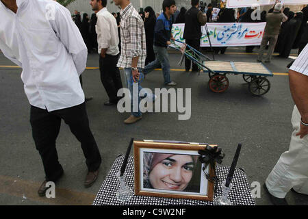 14. Juli 2009 - Teheran - iranischer Frauen protestieren die Bundesregierung vor der deutschen Botschaft über eine 32 Jahre alte ägyptische Frau, die Anfang dieses Monats wiederholt in einem deutschen Gerichtssaal erstochen wurde. Stockfoto