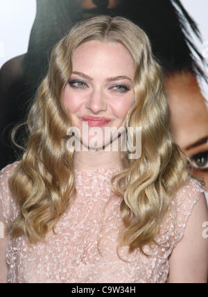 AMANDA SEYFRIED GEGANGEN. LOS ANGELES PREMIERE HOLLYWOOD LOS ANGELES Kalifornien USA 21. Februar 2012 Stockfoto