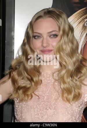 21. Februar 2012 - Los Angeles, Kalifornien, USA - 21. Februar 2012 - Los Angeles, Kalifornien, USA - Schauspielerin AMANDA SEYFRIED in "Gone" Los Angeles Premeire auf den ArcLight Kinos statt. (Kredit-Bild: © Paul Fenton/ZUMAPRESS.com) Stockfoto