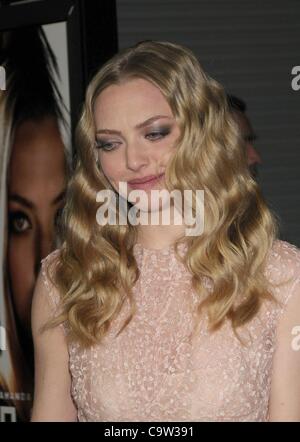 21. Februar 2012 - Los Angeles, Kalifornien, USA - 21. Februar 2012 - Los Angeles, Kalifornien, USA - Schauspielerin AMANDA SEYFRIED in "Gone" Los Angeles Premeire auf den ArcLight Kinos statt. (Kredit-Bild: © Paul Fenton/ZUMAPRESS.com) Stockfoto