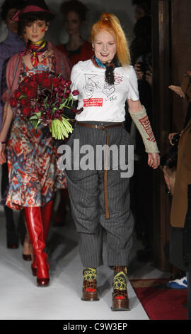 Vivienne Westwood Red Label Landebahn AW 2012/13 während der London Fashion Week in MBF Goldsmith Hall in London am 19. Februar 2012 Stockfoto