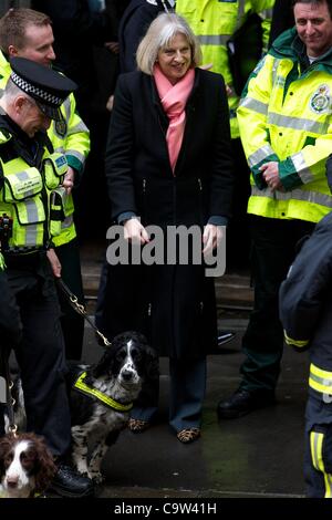 Innenminister Theresa Mai besuchen die Notdienste während einer Übung auf der u-Bahnstation Aldwych in London, UK - 22. Februar 2012 Stockfoto