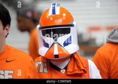 22. Februar 2012 - dons Syracuse, New York, US - A-Syrakus-Fan einen Star Wars Helm während Jubel während der Pregame wie die Orange machen Sie sich bereit, der South Florida Bulls im Carrier Dome in Syracuse, NY zu kämpfen. (Kredit-Bild: © Michael Johnson/Southcreek/ZUMAPRESS.com) Stockfoto