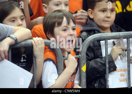 22. Februar 2012 - Syracuse, New York, USA - schreit ein junger Syrakus-Fan für seine Lieblings-Spieler während der pregame Warm-ups für das Orange Spiel gegen die besuchenden South Florida Bulls im Carrier Dome in Syracuse, NY. (Kredit-Bild: © Michael Johnson/Southcreek/ZUMAPRESS.com) Stockfoto