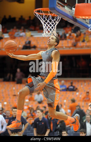 22. Februar 2012 - sieht Syracuse, New York, USA - Syracuse Orange Garde Michael Carter-Williams (1) dunk den Ball während der Warm-ups vor der Orange Schlacht der South Florida Bulls im Carrier Dome in Syracuse, NY. (Kredit-Bild: © Michael Johnson/Southcreek/ZUMAPRESS.com) Stockfoto