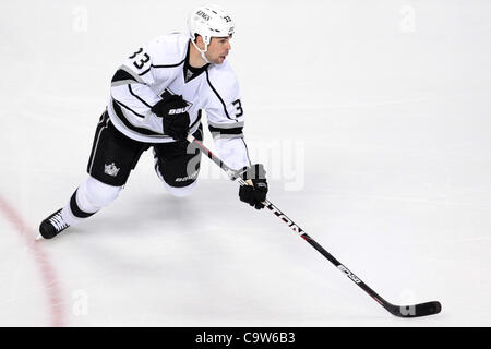 22. Februar 2012 - Denver, Colorado, USA - Los Angeles Kings Verteidiger Willie Mitchell (33) steuert den Puck in der ersten Periode gegen die Colorado Avalanche. Der Colorado Avalanche veranstaltete die Los Angeles Kings im Pepsi Center in Denver, CO. (Credit-Bild: © Jesaja Downing/Southcreek / Stockfoto