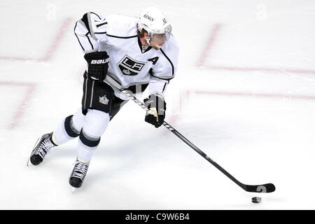 22. Februar 2012 - Denver, Colorado, USA - Los Angeles Kings Center Anze Kopitar (11) steuert den Puck in der ersten Periode gegen die Colorado Avalanche. Der Colorado Avalanche veranstaltete die Los Angeles Kings im Pepsi Center in Denver, CO. (Credit-Bild: © Jesaja Downing/Southcreek/ZUMApre Stockfoto