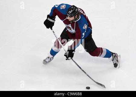 22. Februar 2012 - Denver, Colorado, Vereinigte Staaten von Amerika - Colorado Avalanche Center Ryan O'Reilly (37) führt einen Torwurf aus in der ersten Periode gegen die Los Angeles Kings. Der Colorado Avalanche veranstaltete die Los Angeles Kings im Pepsi Center in Denver, CO. (Credit-Bild: © Jesaja Downing/Southcreek/ZUMApress.c Stockfoto