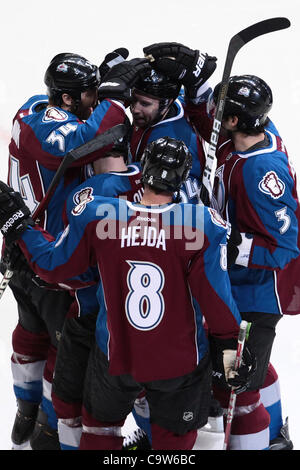 22. Februar 2012 - Denver, Colorado, Vereinigte Staaten von Amerika - Colorado Avalanche Verteidiger Jan Hejda (8) und Teamkameraden gratulieren Colorado Avalanche Center Mark Olver (40) nach seinem Tor in der ersten Periode gegen die Los Angeles Kings. Der Colorado Avalanche veranstaltete die Los Angeles Kings im Pepsi Center Stockfoto