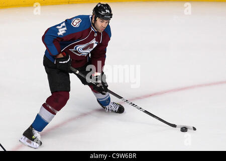 22. Februar 2012 - Denver, Colorado, Vereinigte Staaten - Colorado Avalanche Linksaußen Daniel Winnik (34) steuert den Puck in der ersten Periode gegen die Los Angeles Kings, er würde am Ende immer einen Assist auf die daraus resultierenden Ziel. Der Colorado Avalanche veranstaltete die Los Angeles Kings im Pepsi Center in D Stockfoto