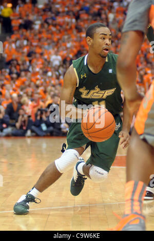 22. Februar 2012 - fährt Syracuse, New York, USA - South Florida Bulls Guard Anthony Collins (11) die Bahn in der zweiten Hälfte gegen die Syracuse Orange im Carrier Dome in Syracuse, NY. Syrakus besiegt South Florida 56-48. (Kredit-Bild: © Michael Johnson/Southcreek/ZUMAPRESS.com) Stockfoto