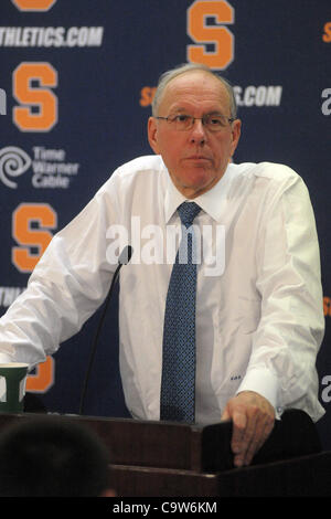 22. Februar 2012 - befasst Syracuse, New York, USA - Syracuse Orange Cheftrainer Jim Boeheim sich mit die Medien nach dem Sieg über South Florida Bulls, die Orange 28-1 und bleiben ungeschlagen auf dem Carrier Dome auf der Saison in Syracuse, NY zu verbessern. Syrakus besiegt South Florida 56-48. (Kredit Ima Stockfoto