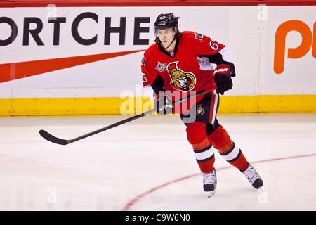 22. Februar 2012 - Ottawa, Ontario, Kanada - Erik Karlsson(65) während der Aktion zwischen den Senatoren und Hauptstädte. (Kredit-Bild: © Leon Switzer/Southcreek/ZUMAPRESS.com) Stockfoto