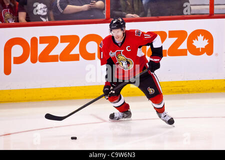 22. Februar 2012 - Ottawa, Ontario, Kanada - Daniel Alfredsson(11) während der Aktion zwischen den Senatoren und Hauptstädte. (Kredit-Bild: © Leon Switzer/Southcreek/ZUMAPRESS.com) Stockfoto