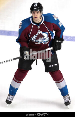 22. Februar 2012 - Denver, Colorado, Vereinigte Staaten - Colorado Avalanche Verteidiger Stefan Elliott (46) Schlittschuhe in die offensive Zone in der zweiten Periode gegen die Los Angeles Kings. Nach zwei Perioden des Spiels führt Colorado 4: 0. Der Colorado Avalanche veranstaltete die Los Angeles Kings in der Pepsi Ce Stockfoto