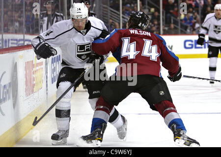 22. Februar 2012 - Denver, Colorado, Vereinigte Staaten von Amerika - Colorado Avalanche Verteidiger Ryan Wilson (44) schiebt Los Angeles Kings rechten Flügel Justin Williams (14) in die Bretter in der dritten Periode. Der Colorado Avalanche gewann das Spiel 4: 1. Der Colorado Avalanche veranstaltete die Los Angeles Kings in der Pepsi Cen Stockfoto