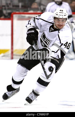 22. Februar 2012 - Denver, Colorado, USA - Los Angeles Kings Center Andrei Loktionov (48) bewegt den Puck Eis in der dritten Periode gegen die Colorado Avalanche. Der Colorado Avalanche gewann das Spiel 4: 1. Der Colorado Avalanche veranstaltete die Los Angeles Kings im Pepsi Center in Denver, CO. () Stockfoto