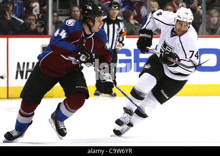 22. Februar 2012 - Denver, Colorado, USA - Los Angeles Kings Flügel Dwight König (74) Tricks gegen Colorado Avalanche Verteidiger Ryan Wilson (44) überließ den Puck in der dritten Periode. Der Colorado Avalanche gewann das Spiel 4: 1. Der Colorado Avalanche veranstaltete die Los Angeles Kings in der Pepsi Cen Stockfoto