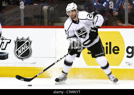 22. Februar 2012 - Denver, Colorado, USA - Los Angeles Kings Center Jarret Stoll (28) übergibt den Puck in der dritten Periode gegen die Colorado Avalanche. Der Colorado Avalanche gewann das Spiel 4: 1. Der Colorado Avalanche veranstaltete die Los Angeles Kings auf das Pepsi Center in Denver, CO. (Credit Ima Stockfoto