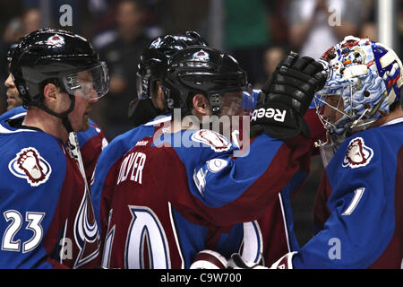 22. Februar 2012 - Denver, Colorado, Vereinigte Staaten von Amerika - Colorado Avalanche rechten Flügel Milan Hejduk (23) und Colorado Avalanche Center Mark Olver (40) gratulieren Colorado Avalanche Torwart Semyon Varlamov (1) nach einem Sieg gegen die Los Angeles Kings. Der Colorado Avalanche gewann das Spiel 4: 1. Der Colorado Stockfoto