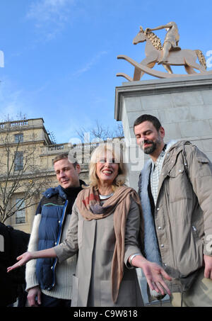 London, UK. 23. Februar 2012. Skulptur machtlos Strukturen Abb. 101 von skandinavischen Künstlern Elmgreen & Dragset auf dem vierten Sockel am Trafalgar Square in London installiert ist. Schauspielerin Joanna Lumley enthüllt die Statue mit den Künstlern. Stockfoto