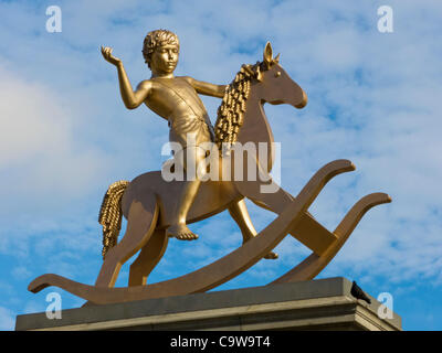 "Machtlose Strukturen, Abb. 101" den Spitznamen "Golden Boy" durch Michael Elmgreen & Ingar Dragset, Trafalgar Square Fourth Plinth vorgestellt von Joanna Lumley, London, UK, auf Donnerstag, 23. Februar 2012 Stockfoto