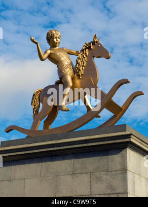 "Machtlose Strukturen, Abb. 101" den Spitznamen "Golden Boy" durch Michael Elmgreen & Ingar Dragset, Trafalgar Square Fourth Plinth vorgestellt von Joanna Lumley, London, UK, auf Donnerstag, 23. Februar 2012 Stockfoto