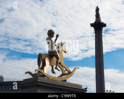 "Machtlose Strukturen, Abb. 101" den Spitznamen "Golden Boy" durch Michael Elmgreen & Ingar Dragset, Trafalgar Square Fourth Plinth vorgestellt von Joanna Lumley, London, UK, auf Donnerstag, 23. Februar 2012 Stockfoto