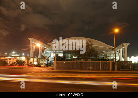 CHRIS ZUPPA |   Mal SP 347333 ZUPP Marlins 14 (Miami, 12.12.2011) eine sechs Sekunden Zeit erlöschen der Exposition fängt das Miami Marlins umstrittene neue Stadion aus NW 17. Avenue vorbeifahrende Autos. Lichter im Vordergrund sind von Autos sausen durch. Hugh Spalten erstrecken sich Schiene, von der Westseite und wi Stockfoto