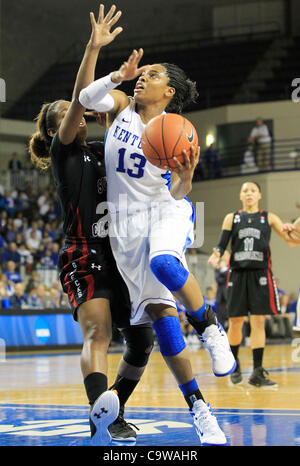 23. Februar 2012 nahm - Lexington, Ky, USA - Kentucky Bria Goss (13) einen Schuss vorbei an der /South Carolina Markeshia Grant (5) in der ersten Hälfte von der South Carolina in Kentucky Damen-Basketball-Spiel im Memorial Coliseum in Lexington, Kentucky, am 23. Februar 2012. Foto von Pablo Alcala | Personal. (Kredit-Bild: © Stockfoto