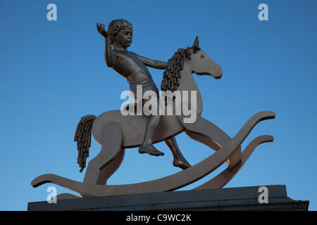 Bronze-Skulptur eines jungen auf einem Schaukelpferd auf dem Fourth Plinth am Trafalgar Square in London. Künstler Michael Elmgreen und Ingar Dragset sagen "machtlos Strukturen, Abb. 101 Fragen"Denkmäler auf militärischen Sieg oder Niederlage ausgesagt". Sie sagte, es sei "bis an die Öffentlichkeit, love it or hate it". Stockfoto