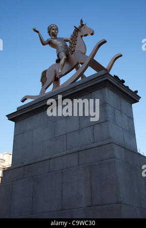 Bronze-Skulptur eines jungen auf einem Schaukelpferd auf dem Fourth Plinth am Trafalgar Square in London. Künstler Michael Elmgreen und Ingar Dragset sagen "machtlos Strukturen, Abb. 101 Fragen"Denkmäler auf militärischen Sieg oder Niederlage ausgesagt". Sie sagte, es sei "bis an die Öffentlichkeit, love it or hate it". Stockfoto