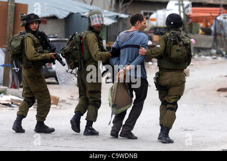 25. Februar 2012 - Hebron, Westjordanland, Palästina - israelische Truppen verhaften ein Demonstrant bei einer Demonstration von Palästinensern und Friedensaktivisten fordern die Wiedereröffnung eines Schlüssels Straße in der Westbank-Stadt Hebron, 24. Februar 2012. Hunderte von Palästinensern protestierten, fordern die Stadt m Stockfoto