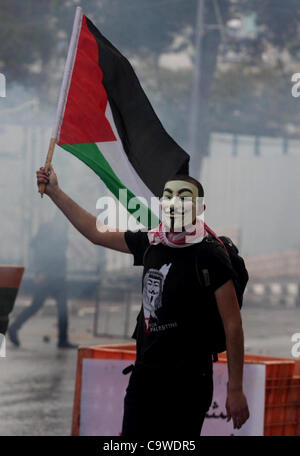 25. Februar 2012 - Hebron, Westjordanland, Palästina - Palästinenser Demonstranten Zusammenstoß mit israelischen Soldaten während einer Demonstration zum Gedenken an 18 Jahre, um das Massaker von Hebron und ruft um zu Shuhada Straße in der Westbank-Stadt Hebron, Freitag, 24. Februar 2012 zu öffnen. Im Jahr 1994, ein US-amerikanischer Jude Stockfoto