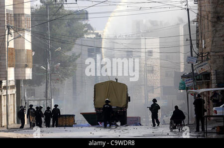 25. Februar 2012 - Hebron, Westjordanland, Palästina - Palästinenser Demonstranten Zusammenstoß mit israelischen Soldaten während einer Demonstration zum Gedenken an 18 Jahre, um das Massaker von Hebron und ruft um zu Shuhada Straße in der Westbank-Stadt Hebron, Freitag, 24. Februar 2012 zu öffnen. Im Jahr 1994, ein US-amerikanischer Jude Stockfoto