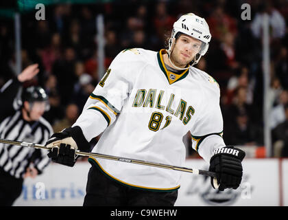 23. Februar 2012 - Chicago, Illinois, USA - Dallas Center Tomas Vincour (81) während des NHL-Spiels zwischen den Chicago Blackhawks und den Dallas Stars im United Center in Chicago, IL. Die Stars besiegten die Blackhawks 3-1. (Kredit-Bild: © John Rowland/Southcreek/ZUMAPRESS.com) Stockfoto