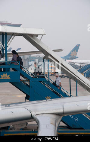 HANOI, VIETNAM; 24.02.2012. Passagiere an Bord ein Vietnam Airlines Flugzeug in Hanoi. Am 22. Februar 2012 berichtet Vietnam Airlines, dass es eine 70-Prozent-Stakeholder in Jetstar Pacific geworden ist, während der australischen Qantas Group, Muttergesellschaft der PPV, 27 Prozent behält. Stockfoto