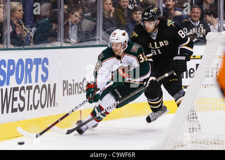 24. Februar 2012 wird während der Aktion zwischen den Dallas Stars und Minnesota Wild - Dallas, Texas, USA - Minnesota Wild nach vorne Tschad Rau (36) von Dallas Stars nach vorne Tomas Vincour (81) herausgefordert.  Dallas besiegt Minnesota 4-1 im American Airlines Center. (Kredit-Bild: © Andrew Dieb/Southcreek/ZUMAPRES Stockfoto